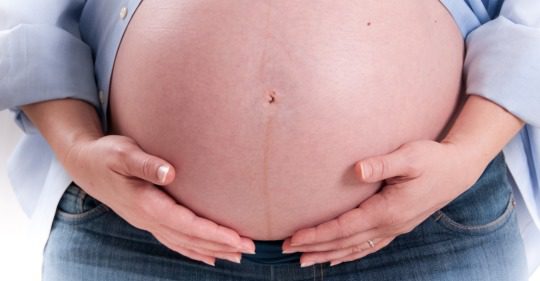 Línea alba en una mujer embarazada