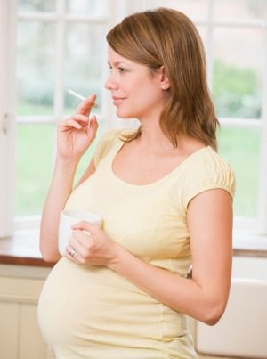 Mujer embarazada fumando