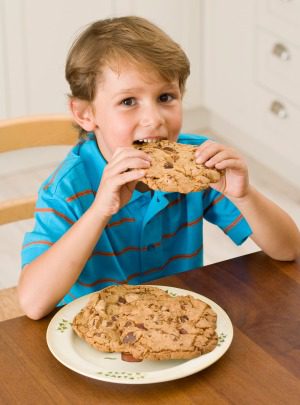 Niño comiendo galleta