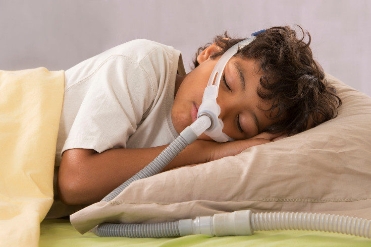 El CPAP es un dispositivo que se pone en algunos casos a los niños con apnea del sueño