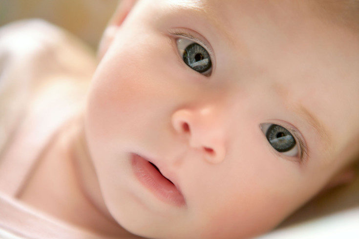 Los bebés tienen los ojos claros porque no tienen melanina en el iris