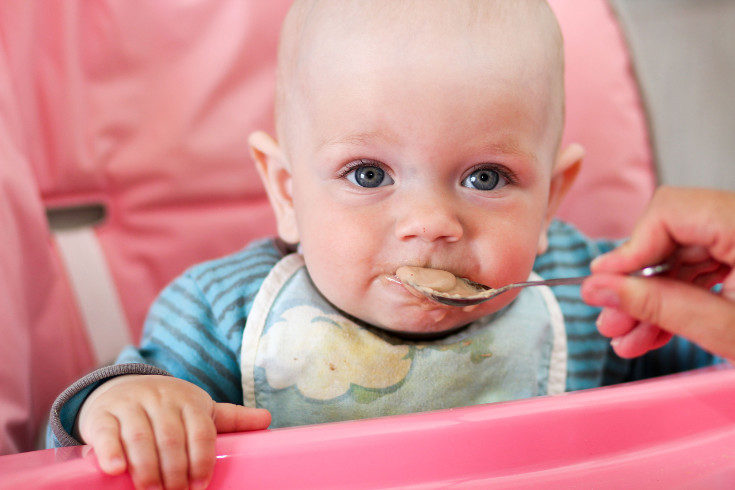 Además de la leche, el bebé de 6 meses empezará a comer alimentos sólidos o papillas