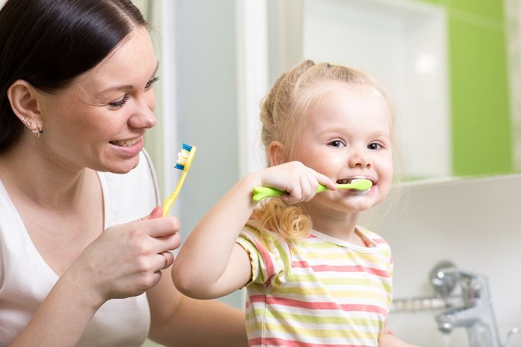 El flúor se puede ingerir a través de las pastas de dientes, del agua y de algunos alimentos