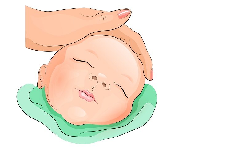Si pasas la mano suavemente por la cabeza de tu bebé, te darás cuenta dónde están las fontanelas más grandes rápidamente
