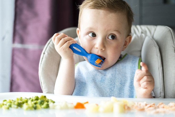 En los niños de un año o dos, la leche y los productos lácteos, así como los cereales y la fruta, siguen teniendo una gran importancia en su alimentación