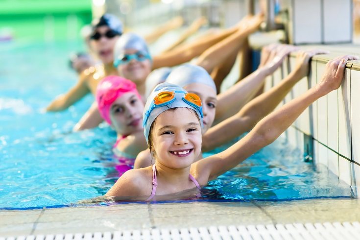 Otro aspecto que puede ayudar a tu hijo a superar el miedo al agua es ver que te bañas en la piscina