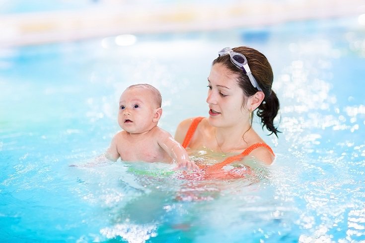 Un bebé no puede estar tanto tiempo en el agua como un adulto o un niño