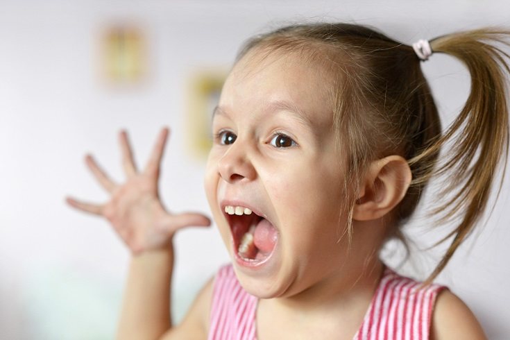 Los niños suelen usar voces chillonas para dirigirse a otros, incluso a los bebés o a las mascotas