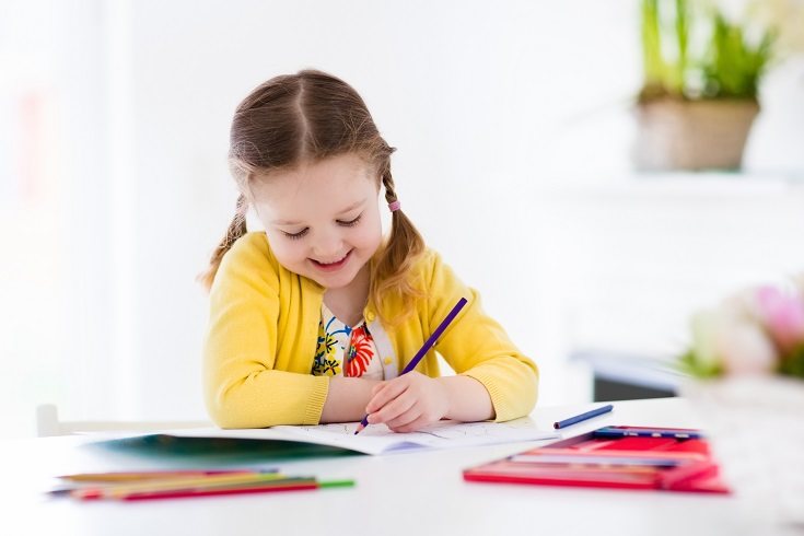 Cuando los niños comienzan a aprender a escribir en la escuela, su maestro puede notar que aún no han elegido una mano dominante