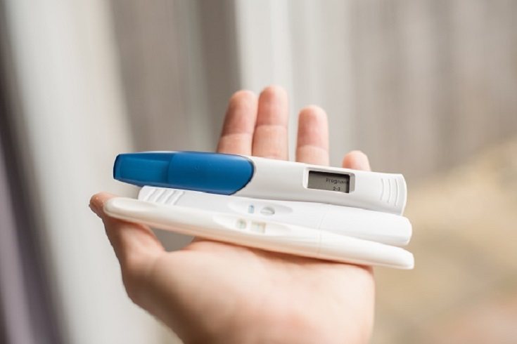 La mayoría de las pruebas de embarazo tienen instrucciones dentro de su caja
