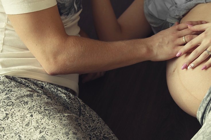 Es probable que te sientas emocionado/a de compartir las patadas de tu bebé con tu pareja, familiares y amigos