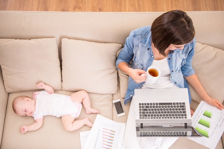 La mayoría de las mamás que trabajan en casa se encuentran en algunas circunstancias en las que deben realizar múltiples tareas