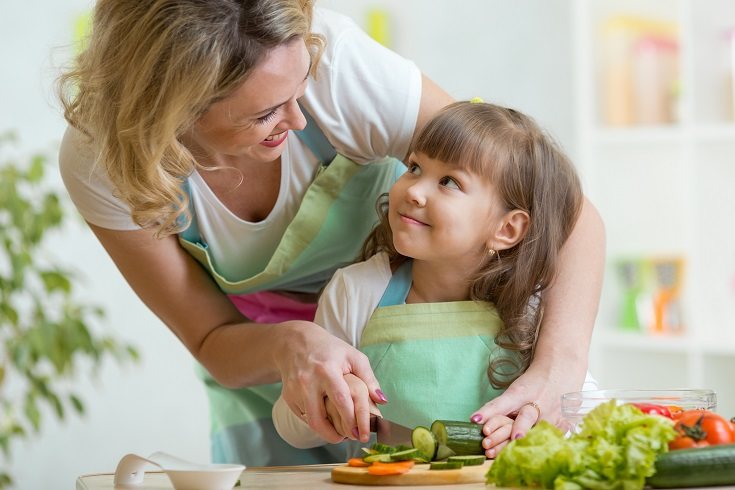 A los niños pequeños les encanta sentirse útiles y cocinar es una forma de conseguirlo