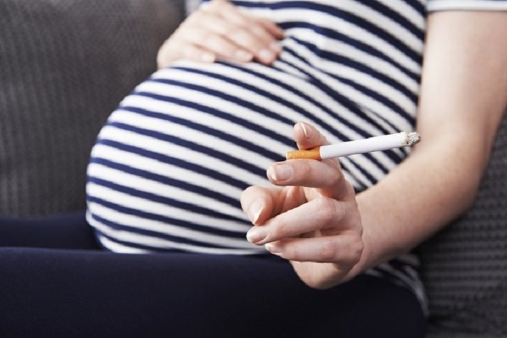 Durante la lactancia materna el bebé sigue consumiendo nicotina