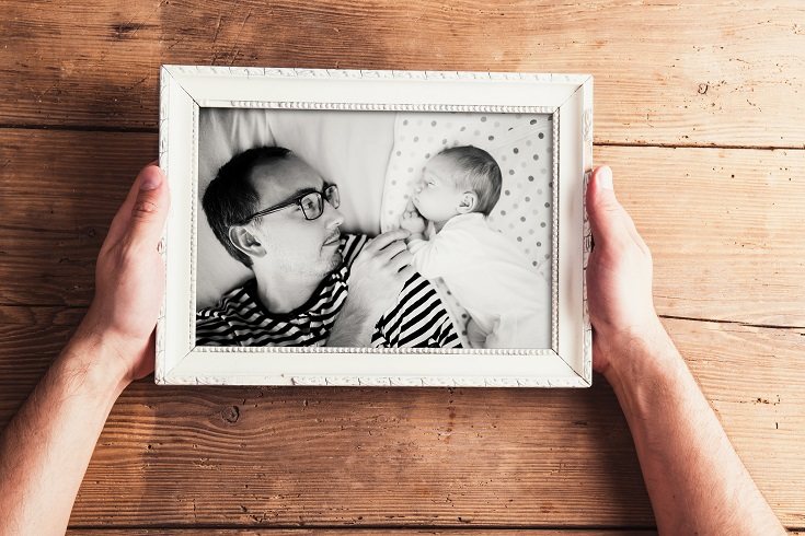 Evita dar regalos que tengan imágenes claras de bebés recién nacidos o niños pequeños
