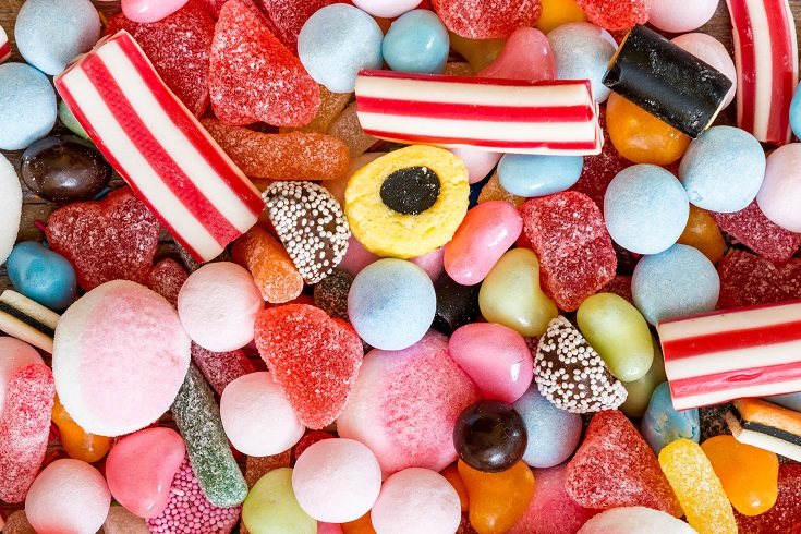 Tanto los caramelos duros como los masticables generan problemas en los dientes de los niños