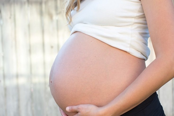 Se puede usar una ecografía para diagnosticar si una mujer tiene el líquido amniótico bajo en el embarazo