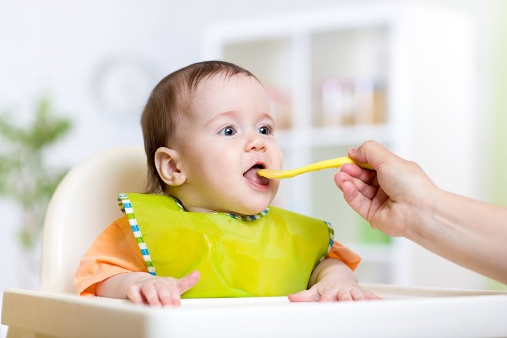 Las fuentes de proteínas deben constituir la porción más pequeña de la dieta diaria de tu hijo