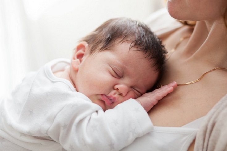 Si duermes junto al bebé es conveniente el mantenerlo alejado de cojines y almohadas