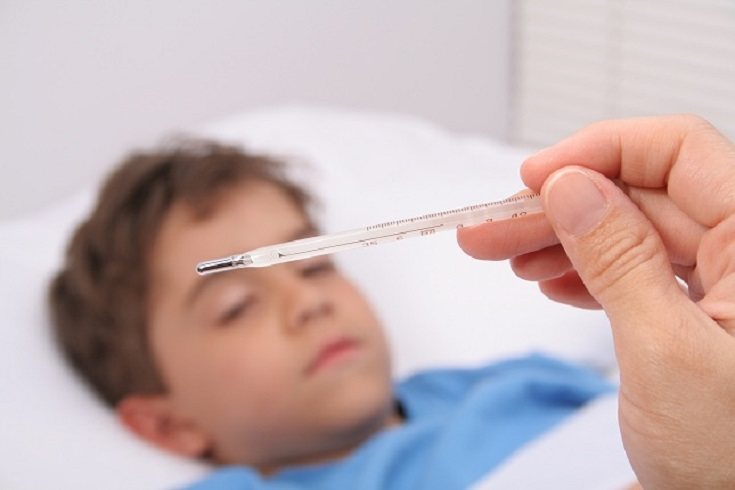 El resfriado común puede causar fiebre en los niños