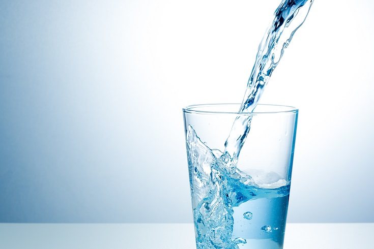 Los niños entre 1 y 3 años de edad requieren un poco más de un litro de líquido al día