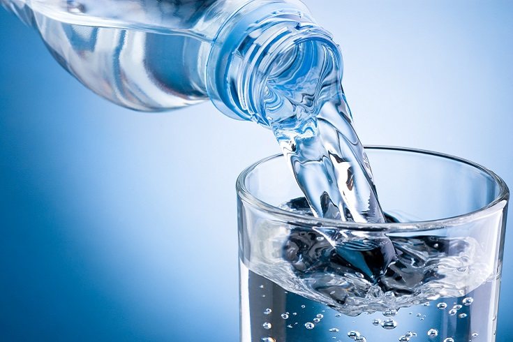 El agua potable proporciona varios beneficios para tu hijo