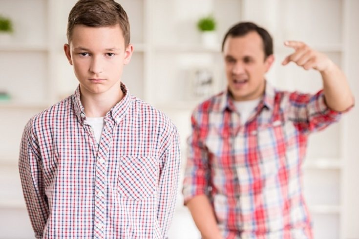 No solo tienes que hablar con tu hijo cuando desapruebes algo que ha hecho