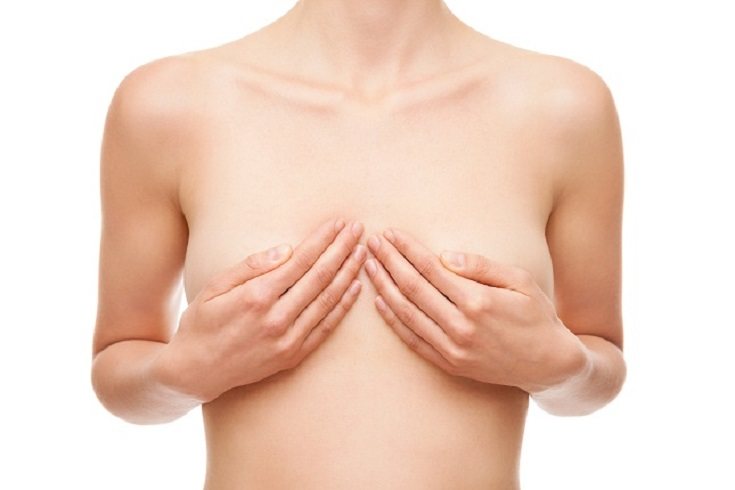 El desarrollo de los senos suele ser uno de los primeros signos de la pubertad femenina