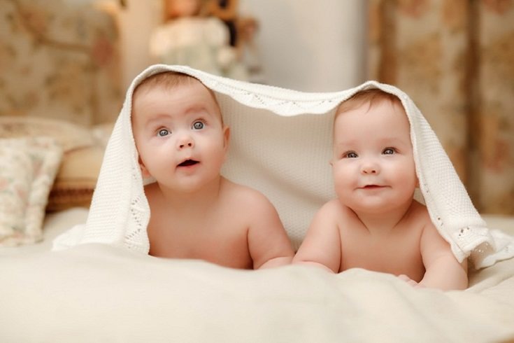 Los gemelos idénticos son típicamente similares en términos del tiempo de crecimiento acelerado