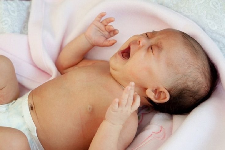Puede haber algunas otras razones por las cuales la piel de tu recién nacido está oscura al nacer