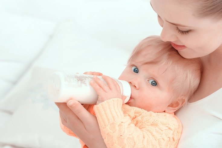 La nutrición debe provenir de fuentes distintas a un biberón a medida que el bebé crece
