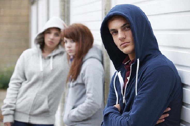 Los adolescentes que viven en la pobreza son tentados por miembros de pandillas