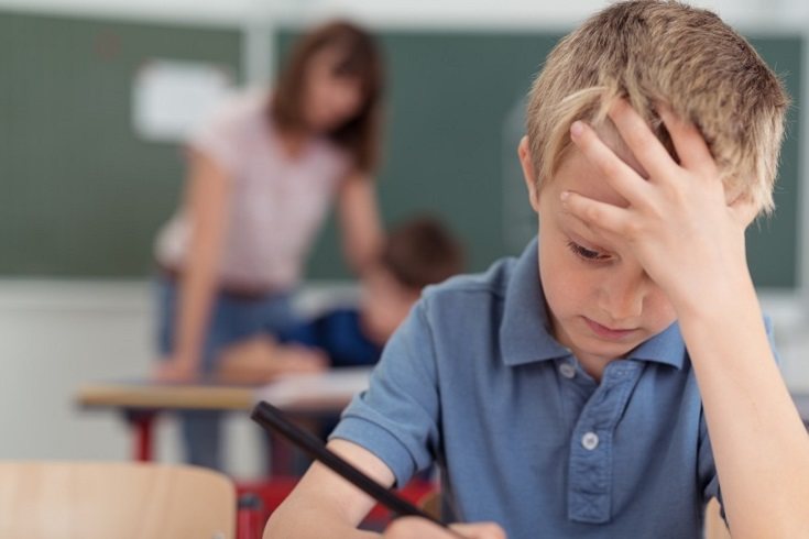 El síntoma de falta de atención a menudo es observado por primera vez por los maestros
