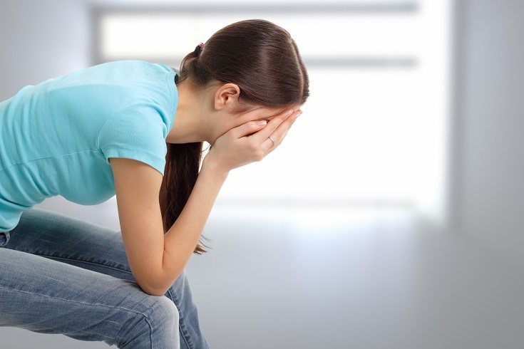Una adolescente puede necesitar ayuda adicional mientras procesa su dolor.