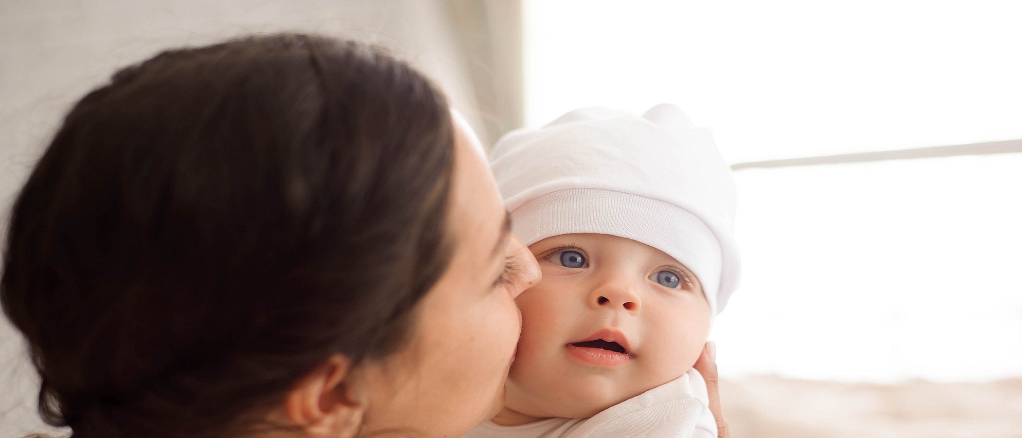 Por qué es bueno criar a los bebés en los brazos de los padres