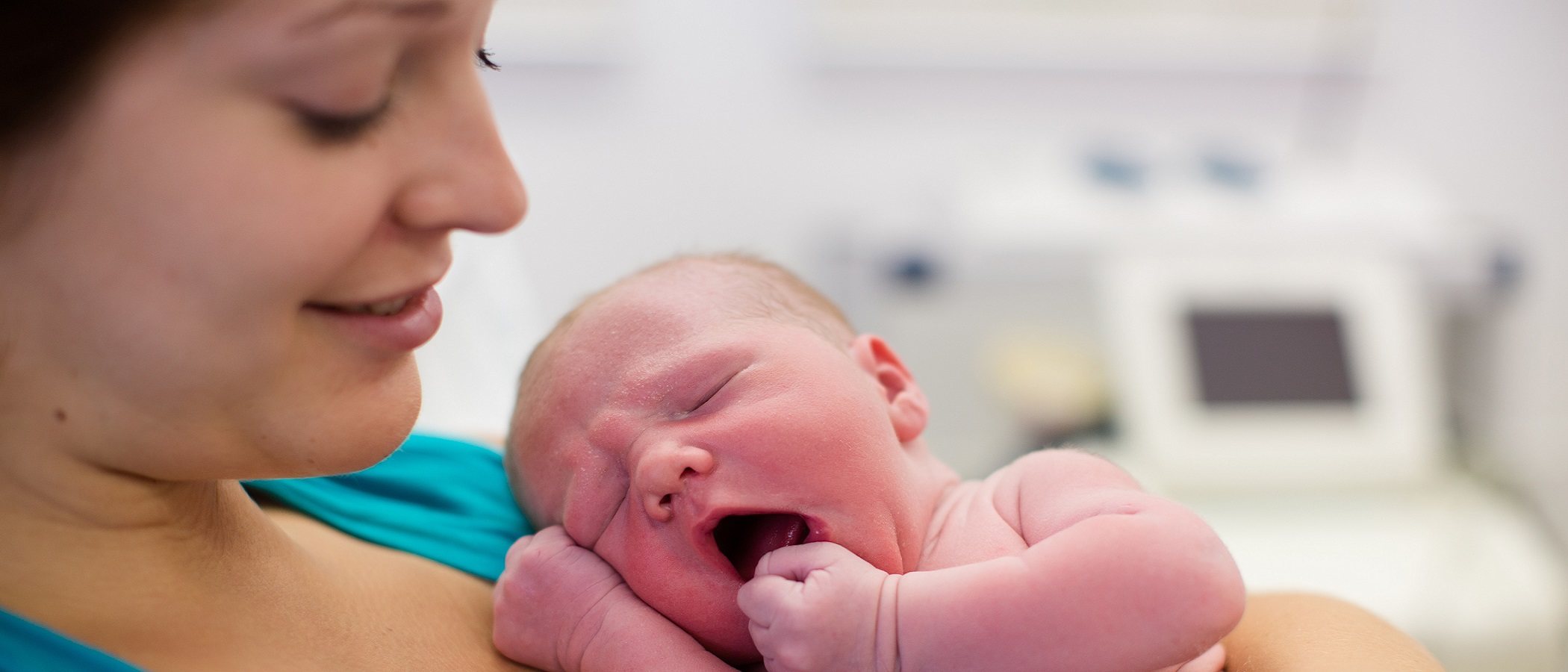 Comunicación no verbal entre una madre y su bebé recién nacido