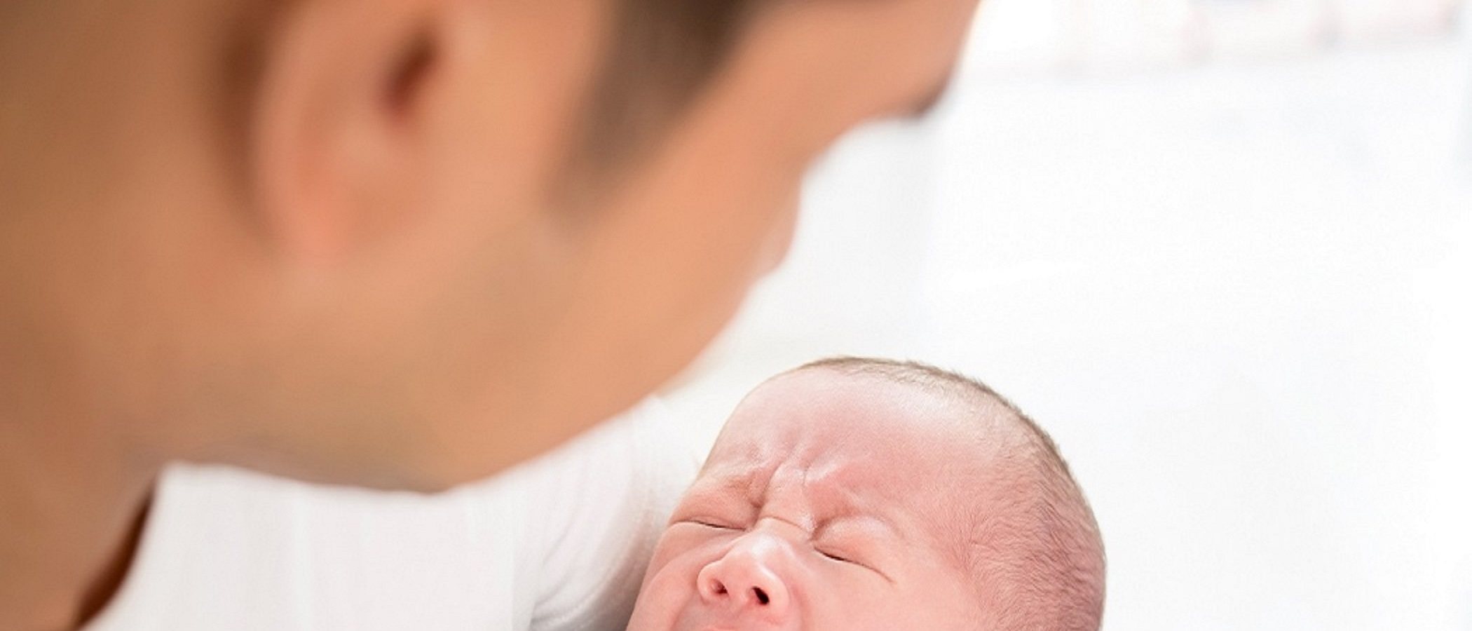 La importancia del contacto físico entre padres y bebés