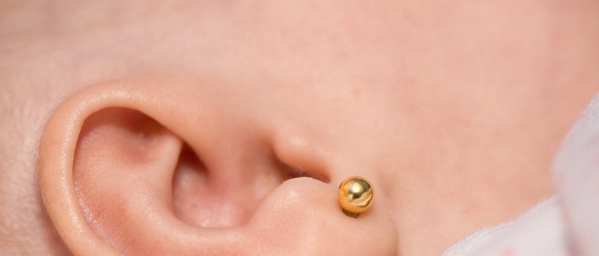 Preguntas y respuestas sobre perforar las orejas a los bebés