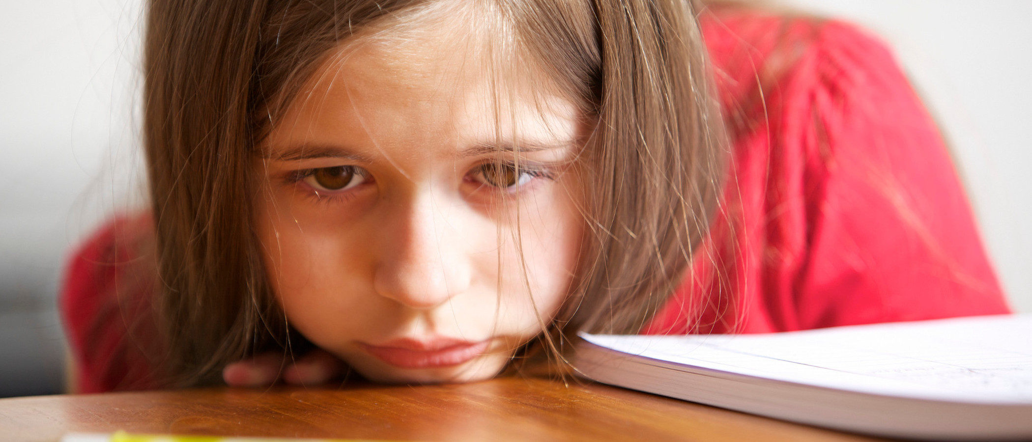 6 razones por las que tu hijo pequeño puede estar bajando su rendimiento escolar