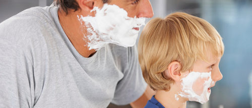Cómo enseñar a tu hijo a afeitarse