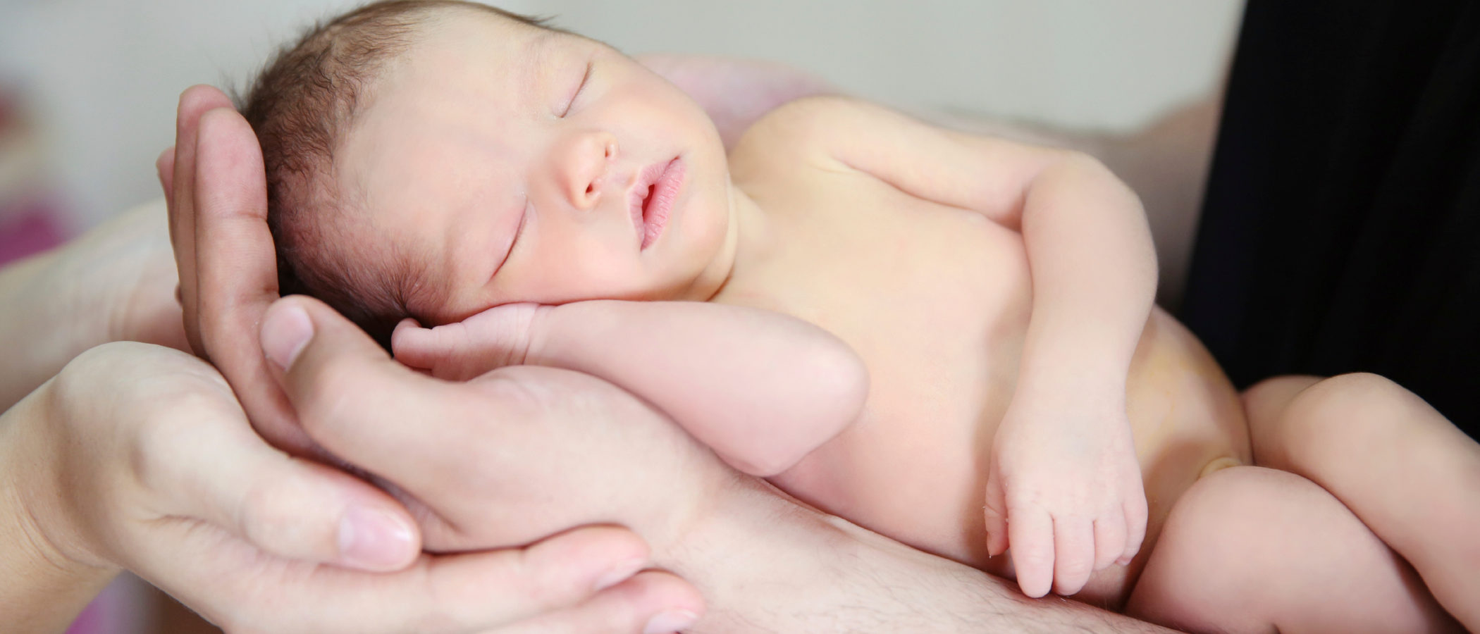 El contacto piel con piel del recién nacido y el padre es posible