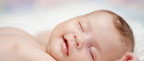 ¿Es mejor que los bebés duerman boca arriba o boca abajo?
