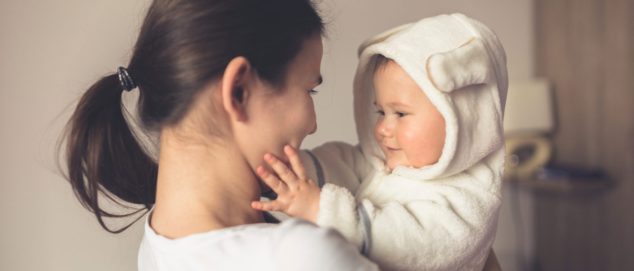 El falso mito de que los bebés se acostumbran a estar en brazos