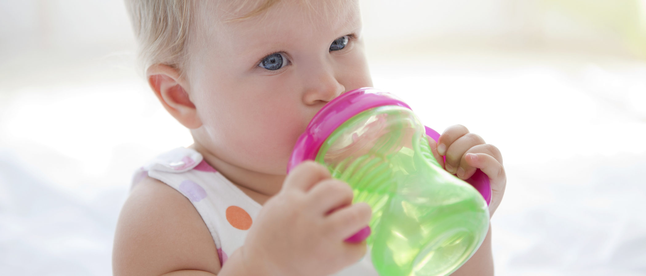 ¿Cuándo empezar a dar agua a un bebé y por qué no antes?