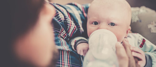 ¿Puedo mezclar diferentes tipos de leche para el bebé?