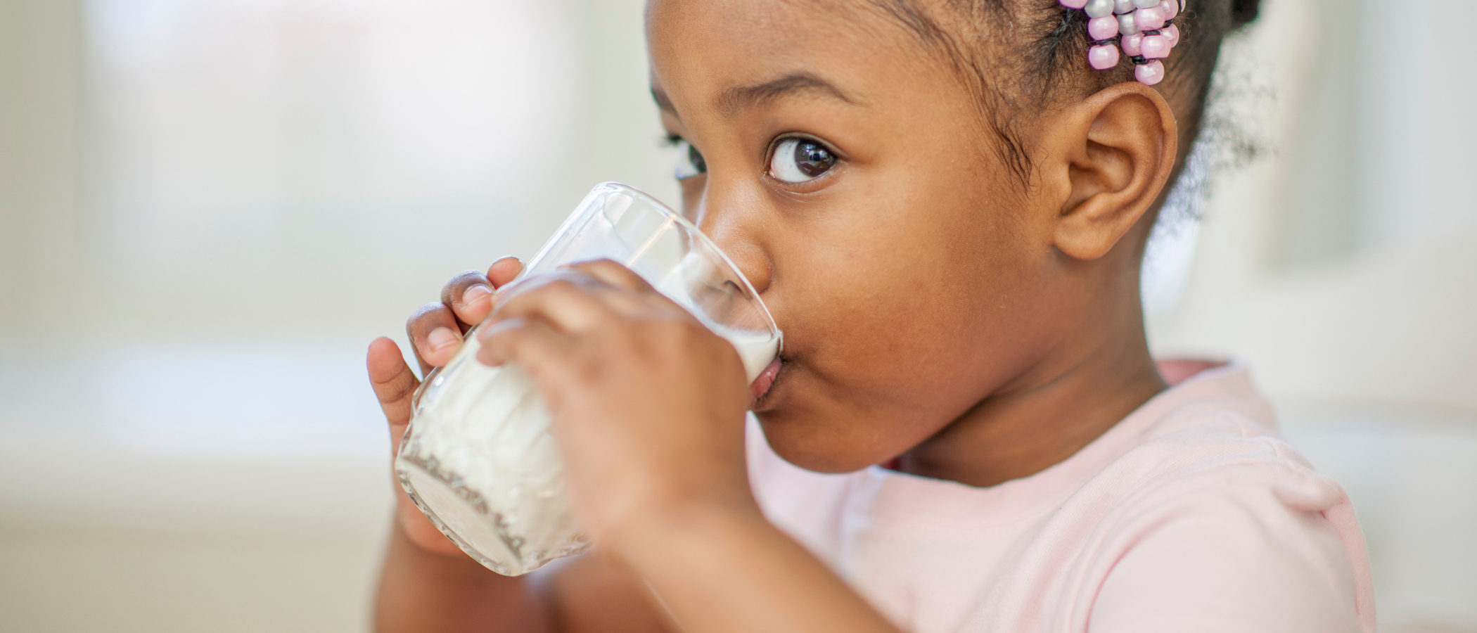 ¿Es mejor dar a los niños leche entera o desnatada?