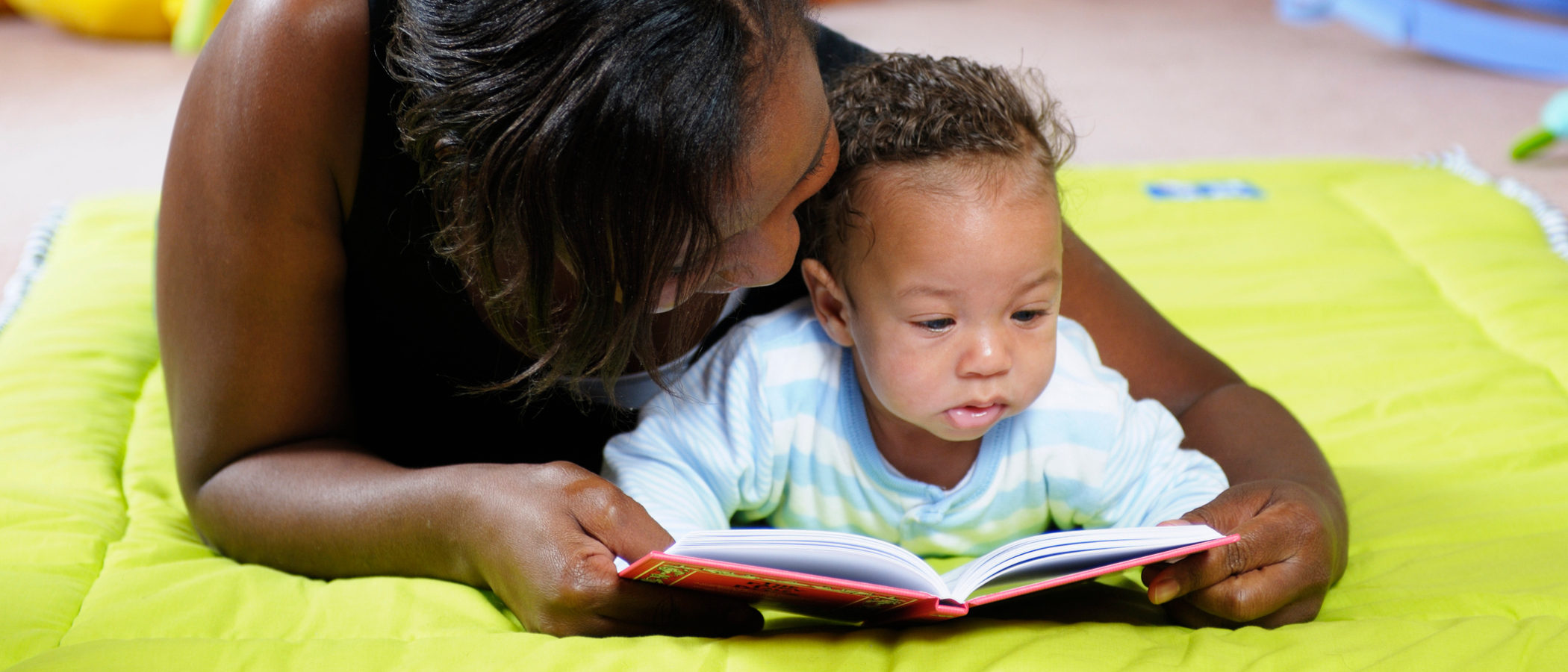 ¿Es bueno leer cuentos a los bebes?