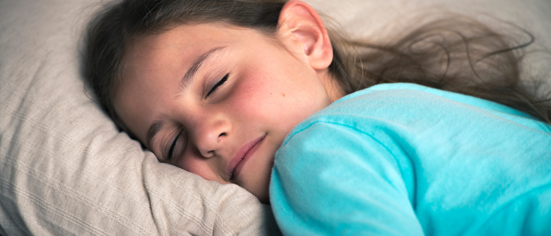 ¿A qué hora deben los niños ir a la cama en período escolar?