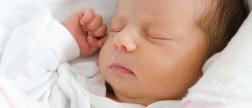 ¿Cuántas horas debe dormir un bebé recién nacido?