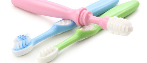 Cepillos de dientes de bebé, qué tipos hay y cómo usarlos